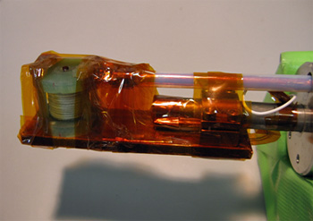図1:冷却装置の先端に取り付けた超小型パルスマグネットの写真