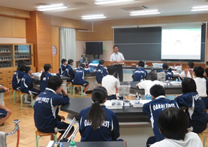 大洗町内中学校で出張授業を行いました。
