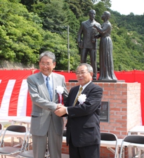 吉田三朝町長(右)と岡﨑原子力機構理事長(左)