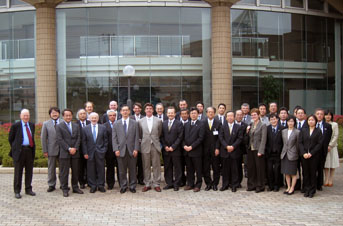 ギャラン事業長から説明を受けるフィヨン首相