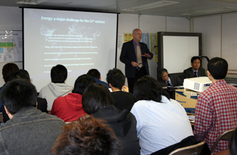 ギャラン事業長による講演風景