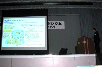 鈴木所長の講演風景