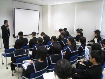 エネルギーの話を聞く地元中学生