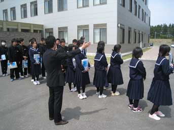 施設見学する中学生