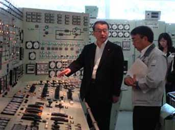 原子力船「むつ」を視察する中川文部科学副大臣