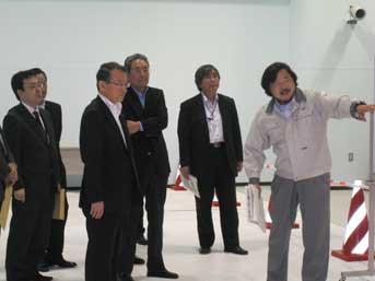 スーパーコンピューターの説明を受けられる
　　　　　　中川文部科学副大臣