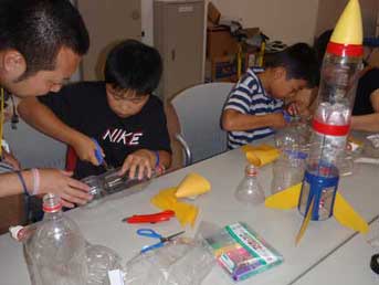 見学の子供たちとペットボトルロケットを作成
