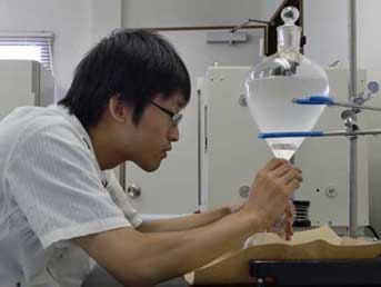 実習に励む学生