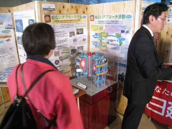 展示ブースを訪れた生徒