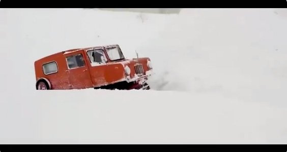 雪の上を走る車