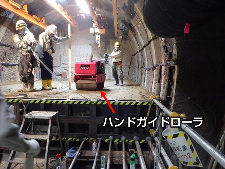 埋め戻しの様子（転圧締固め）