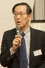 岡　芳明氏