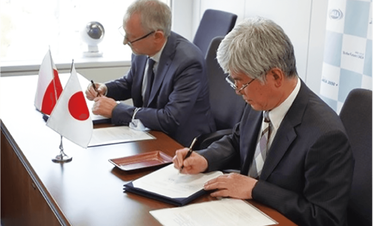 JAEAの小口理事長とのポーランド国立原子力研究センター（NCBJ）のクレック所長（当時）が署名を行っている写真です。2022年11月、JAEAとNCBJは両機関間におけるポーランド高温ガス炉研究炉の基本設計に関する、既存の研究開発協力取決めの改定取決めに署名を行いました。