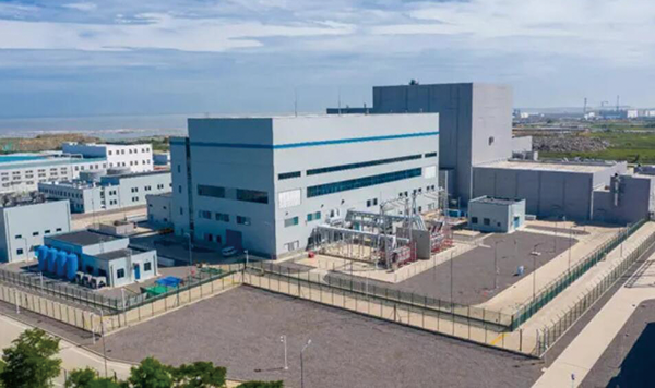 中国にあるペブルベッド型高温ガス炉実証炉「HTR-PM」の施設外観の空撮写真