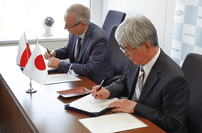 JAEAの小口理事長とのポーランド国立原子力研究センター(NCBJ)のクレック所長(当時)が署名を行っている写真です。2022年11月、JAEAとNCBJは両機関間におけるポーランド高温ガス炉研究炉の基本設計に関する、既存の研究開発協力取決めの改定取決めに署名を行いました。