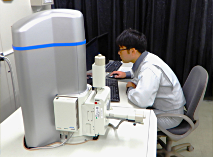 試験を終えた試験片の破面を電子顕微鏡で観察する様子