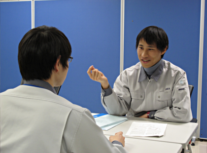 先輩職員との打合せの様子