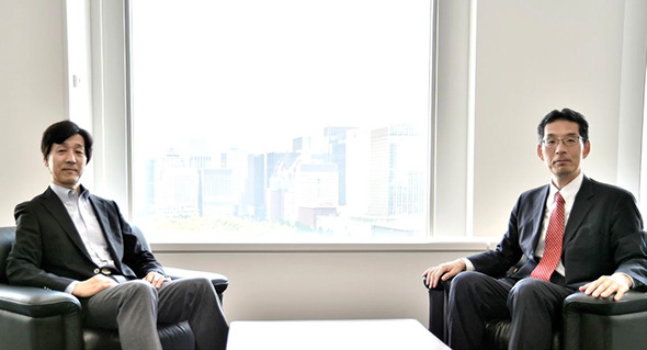 小林 祐喜 笹川平和財団研究員と大島 宏之 高速炉・新型炉研究開発部門長が対面している写真