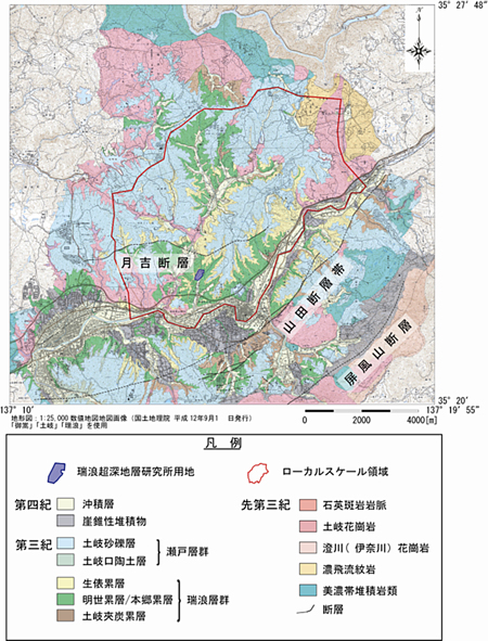 地質ごとに色分けした約15km四方の東濃地域の地図。地形図:1:25,000数値地図地図画像(国土地理院 平成12年9月1日発行)「御嵩」「土岐」「瑞浪」を使用。地質はそれぞれ第四期の沖積層と崖錐性堆積物,第三紀のうち瀬戸層群である土岐砂礫層と土岐口陶土層と瑞浪層群である生俵累層,明世累層/本郷累層,土岐夾炭累層,先第三紀の石英斑岩岩脈,土岐花崗岩,澄川(伊奈川)花崗岩,濃飛流紋岩,美濃帯堆積岩類に色分けされている。その中に瑞浪超深地層研究所用地,月吉断層,山田断層帯,屏風山断層がある。ローカルスケール領域は赤い境界線で囲まれ,黒線で断層が描かれている。