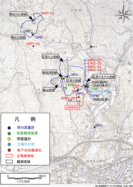 瑞浪市日吉町から明世町までの地図。北西に柄石川小流域,柄石川流域の境界線が記載されている。柄石川小流域に地下水位観測孔があり,柄石川流域に雨雪量計,河川流量計の観測地点がある。中央部に正馬様川上流域,板取洞流域,鉱山流域,正馬側流域,正馬川モデル流域と正馬様用地の境界線が記載されている。板取洞流域には雨雪流計があり,正馬川流域と正馬様用地が重なる部分には地下水位計と河川流量系がある。正馬様用地には河川流量計,気象観測装置,雨雪量計,土壌水分計,地下水位観測孔がある。正馬川モデル流域には雨雪量計がある。