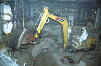 Secondary dismantling by means of a mechanical breaker 