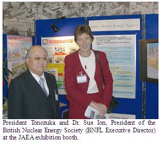 President Tonozuka and Dr. Sue Ion, President of the British Nuclear Energy Society (BNFL Executive Director) at the JAEA exhibition booth.